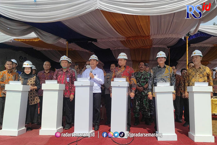 Deputi 2 Bidang Pembangunan Manusia Kantor Staf Presiden RI bersama Direktur Polimarin dan tamu undangan secara simbolis mengawali groundbreaking pembangunan kampus baru Polimarin. (NURFAIK NABHAN/Jawa Pos Radar Semarang)