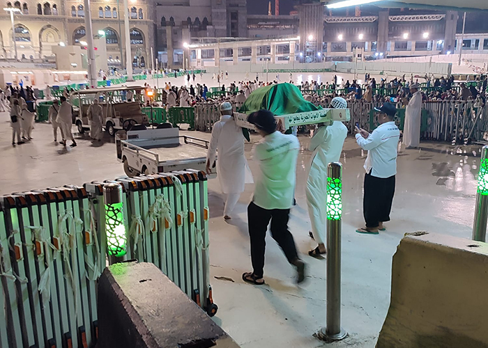 MULIA: Jenazah Bhunidhi dibawa dari Masjidilharam ke Pemakaman Al Sharaya, Makkah, untuk dikebumikan, Jumat (9/6).&nbsp;