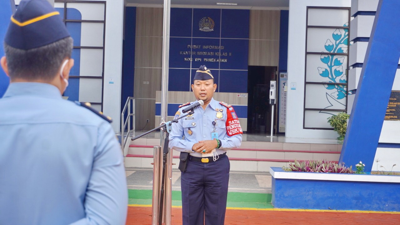 TEGAS: Kepala Kantor Imigrasi Kelas II Non-TPI Pamekasan Imam Bahri saat memberikan arahan dalam suatu kegiatan.