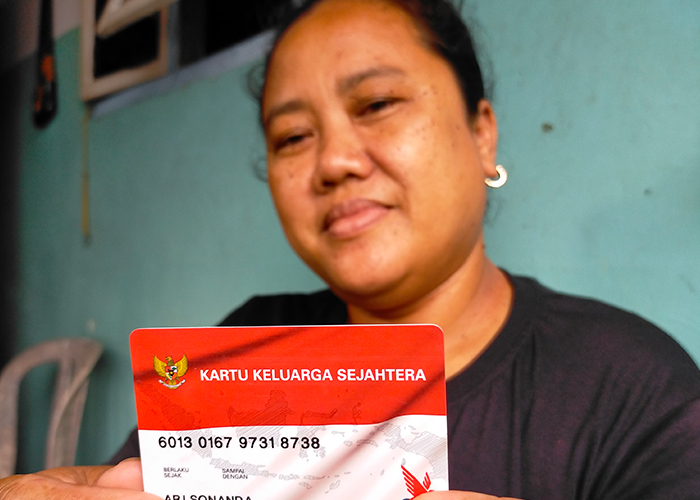 KPM: Penerima program bansos dari Kemensos menunjukkan kartu di Jalan Moh. Kholil, Bangkalan.&nbsp;