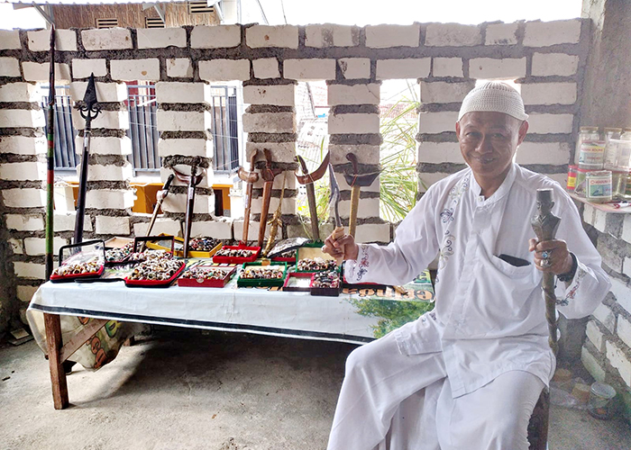 BERSEJARAH: Mohammad Samsul Muarif menunjukkan tongkat komando Bung Karno dan Pusaka Nenggolo di Museum Alap-Alap di Kelurahan Pangeranan, Kecamatan Kota Bangkalan.&nbsp;(UBAIDILLAHIR RA&rsquo;IE/Radarmadura)