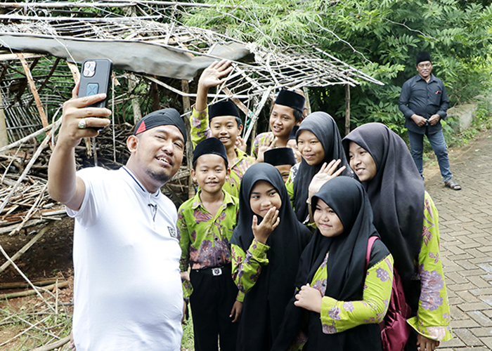 OKSIGEN TERBAIK: Bupati Sumenep Achmad Fauzi (baju putih) berfoto bersama dengan anak-anak di Pulau Oksigen, Gili Iyang, Kecamatan Dungkek.