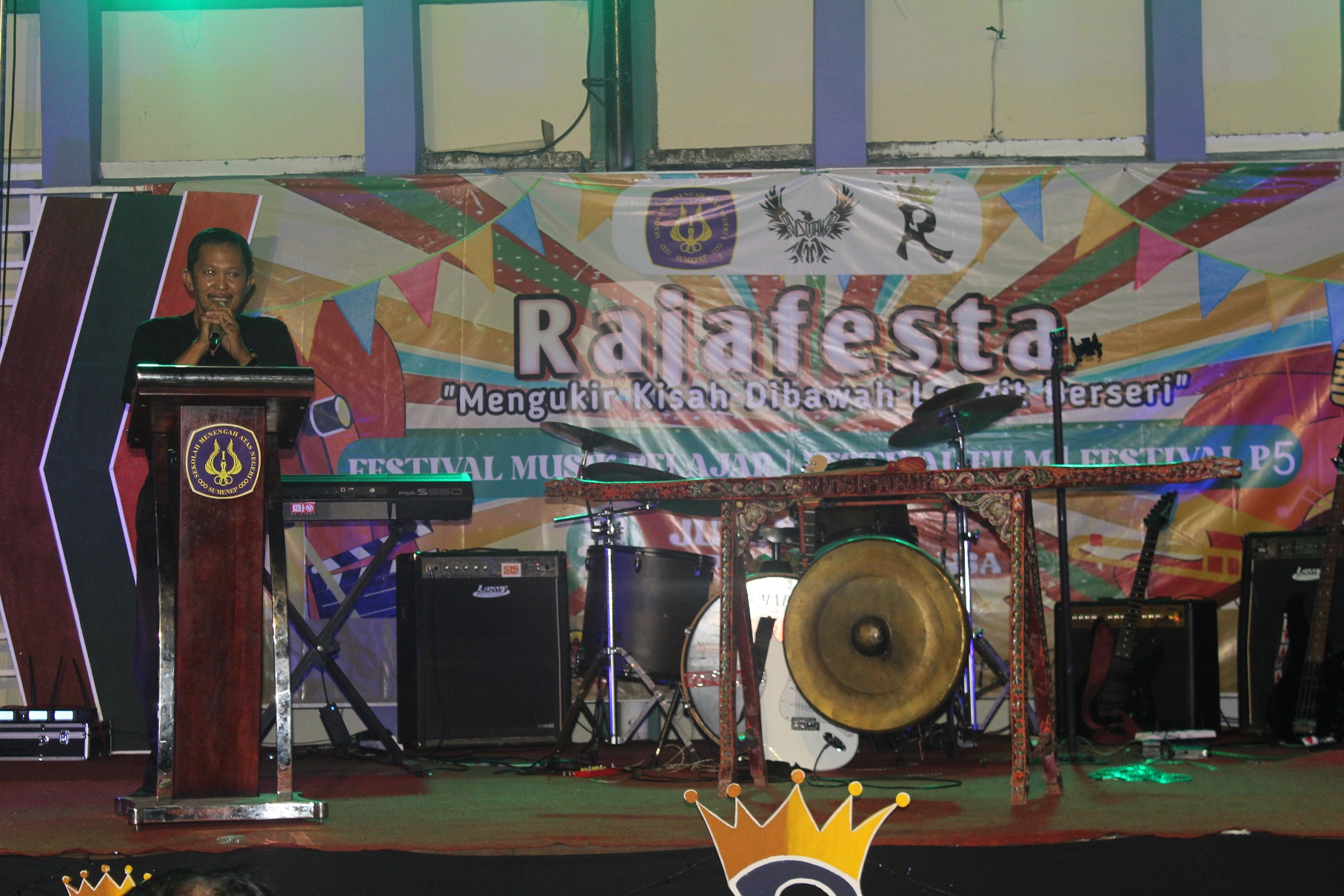 Kepala SMAN 1 Sumenep Ach Sulaiman memberikan sambutan disela-sela pembukaan acara Rajafesta P5 di sekolahnya, Senin (19/6) malam. MUHAMMAD ERWIN MAULIDIN M/JPRM
