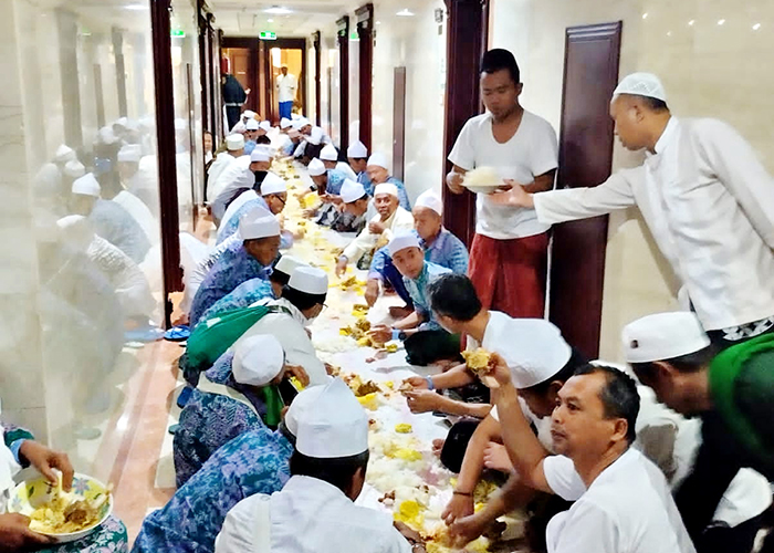 SIAP BERIBADAH: Jemaaah haji Bangkalan berfoto bersama setelah melaksanakan umrah di Makkah beberaapa waktu lalu.&nbsp;