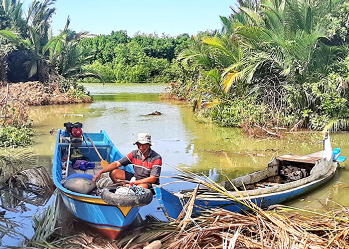 MELANGGAR: Warga Desa Kebundadap Barat, Kecamatan Saronggi, berada di lokasi perusakan hutan mangrove di Kali Saroka, Desa Saronggi, Sumenep, Rabu (14/6).&nbsp;