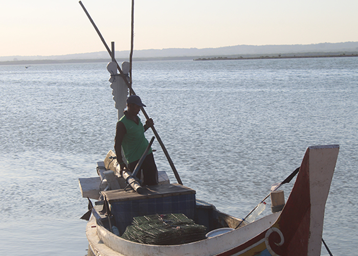 MENCARI NAFKAH: Nelayan asal Desa Gersik Putih, Kecamatan Gapura, baru pulang melaut dan bersandar di pelabuhan setempat, Rabu (21/6).&nbsp;MOH.