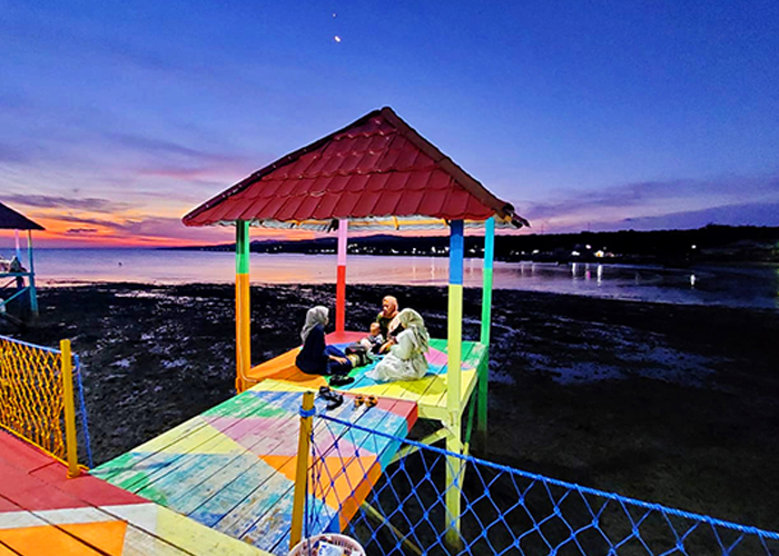 LAYAK DIKUNJUNGI: Pengunjung menikmati keindahan objek wisata Pantai Matahari di Desa Lobuk, Kecamatan Bluto, yang dikelola oleh pemerintah desa setempat pada Minggu (23/4).&nbsp;