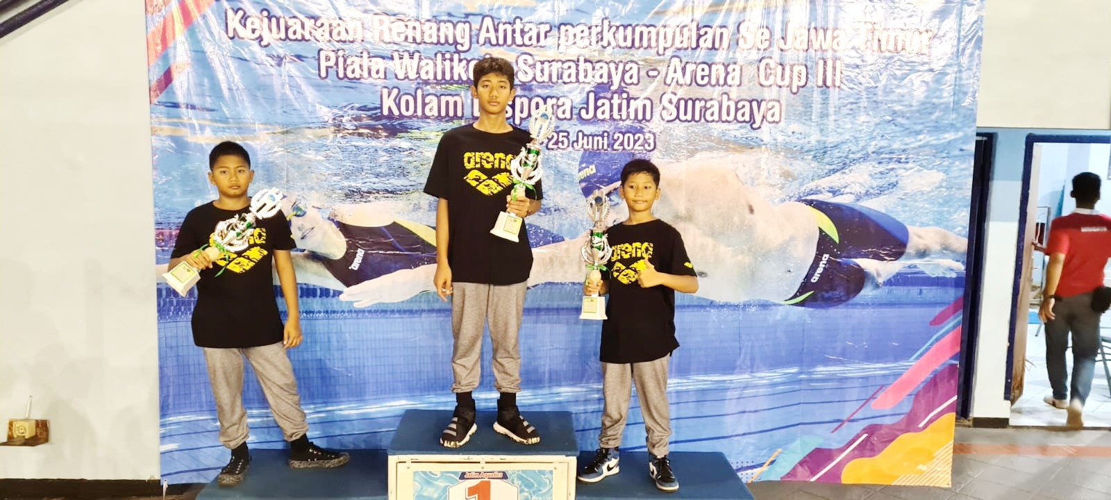 Tiga atlet renang asal Bangkalan Akhmad Javier Hamid (dua dari kanan), Akhmad Javas Hamid (tiga dari kanan), dan Akhmad Jibra Hamid (dua dari kiri) menerima penghargaan.