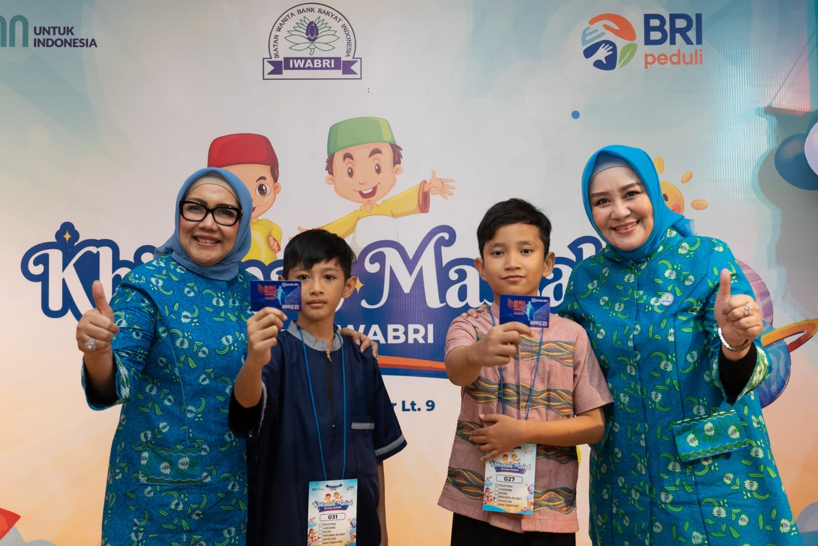 Peserta hitanan massal sumringah mendapatkan ATM tabungan dari BRI