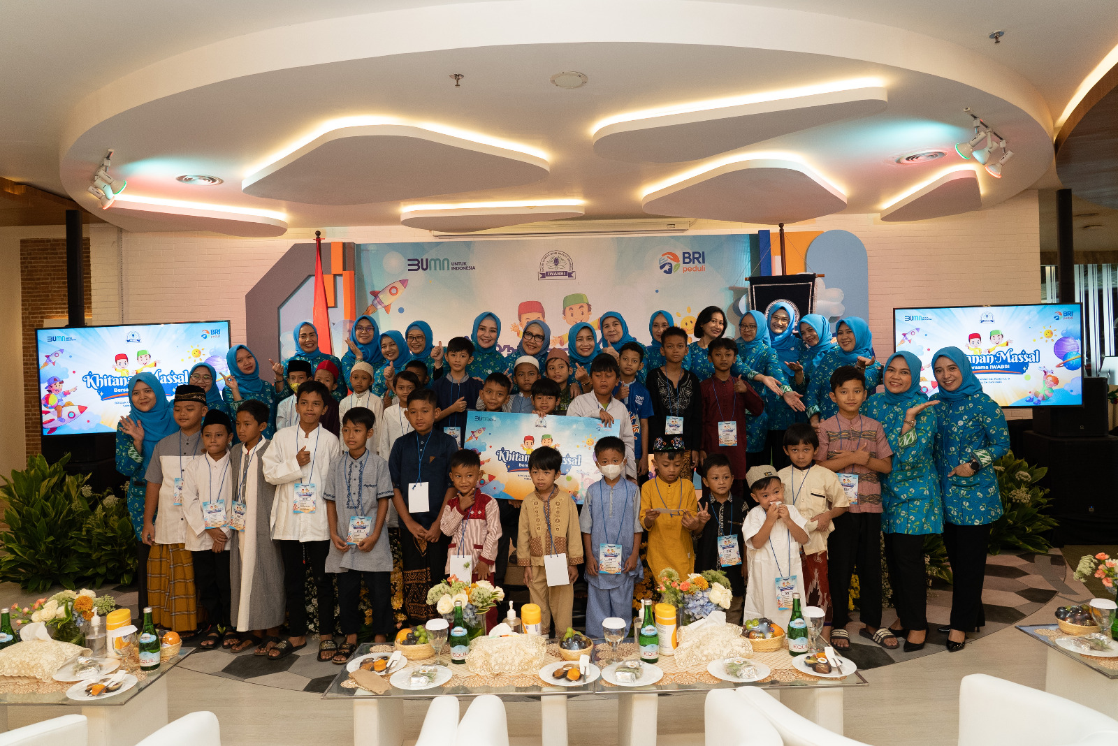 Peserta hitanan massal foto bersama perwakilan BRI Peduli di Jakarta