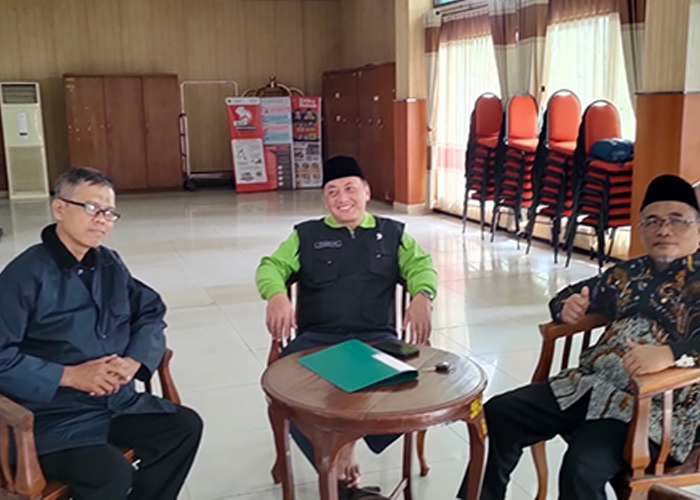 DIDEPORTASI: Dari kiri, Suhartono, Sekretaris PPIH Embarkasi Surabaya Mahsun Zain, dan Plt Kasi PHU Kemenag Sumenep Muh. Rifa&rsquo;i Hasyim di Asrama Haji Surabaya, Minggu (25/6).&nbsp;
