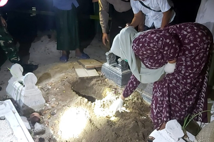 Tim medis Puskesmas Giligenting bersama anggota polsek, koramil, dan warga mengecek kuburan bayi di Pemakaman Umum Kang Amsi, Dusun Galis Barat, Desa Galis, Kecamatan Giligenting, Sumenep Kamis (29/6)