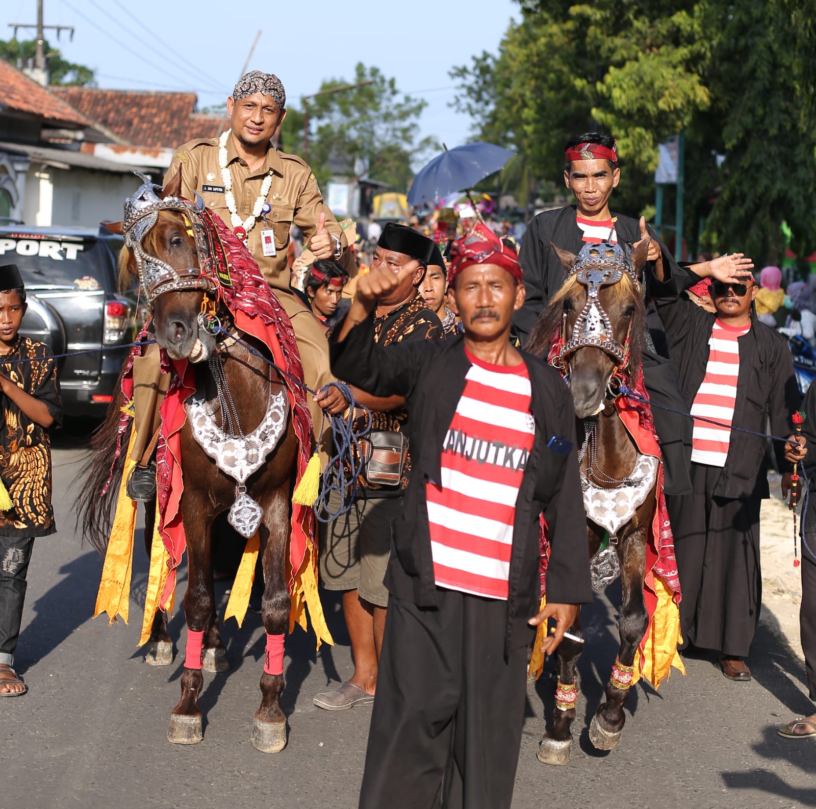 MERIAH: Kepala Dispendik Sumenep Agus Dwi Saputra (naik kuda kiri) dan Kepala SDN Juluk 2 Mahelli (kanan) dan komite sekolah ikut pawai, Selasa (20/6).