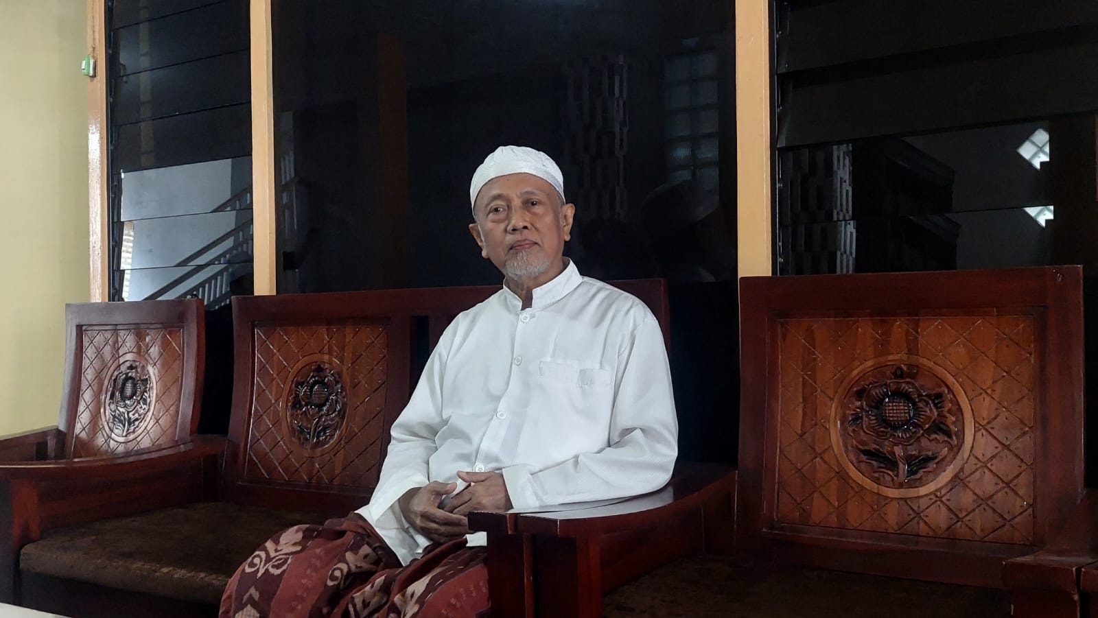 TAWADU: Pengasuh Pondok Pesantren At-Taroqqi, Karongan, Sampang, KH Fauroq Alawi di kediamannya, Senin (03/07).
