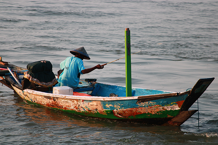 CERAH: Nelayan memancing ikan di perairan Desa Martajasah, Bangkalan, (28/6).&nbsp;