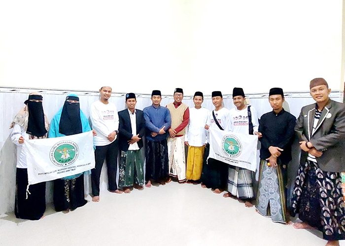 LEPAS: Ketua PW PGMNI Jawa Timur Moh. Ali Muhsin (jas hitam) bersama Ketua PW PGMNI Riau Ahmad Siregar (songkok putih) berfoto dengan pengurus dan relawan.&nbsp;