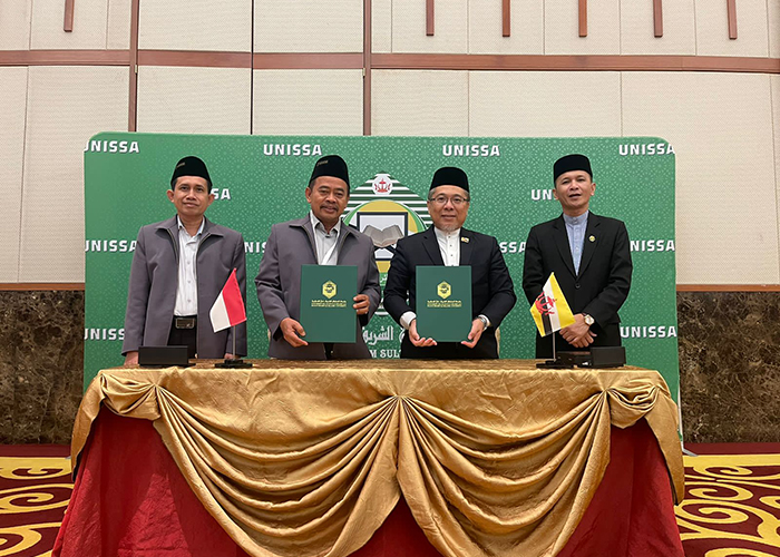 SIMBOLIS: Rektor IAIN Madura Dr. Syaiful Hadi, M.Pd. berfoto bersama setelah penandatanganan MoU dengan Rektor UNISSA Dr. Haji Norarfan bin Haji Zainal (berkacamata) di Brunei Darussalam.