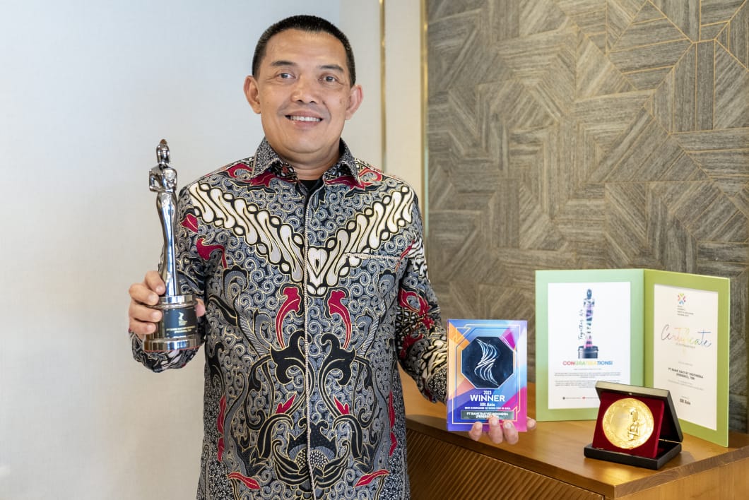 Direktur Human Capital BRI Agus Winardono menunjukkan piala HR Asia (DEI) diversity, equity and inclusion Award 2023.
