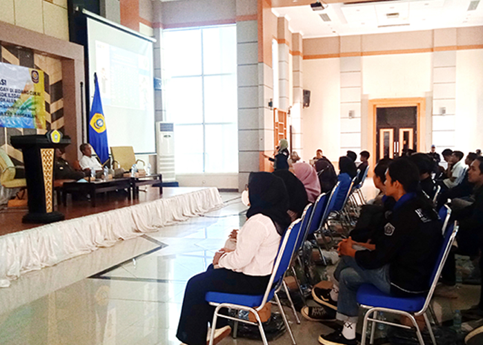 MENGEDUKASI: Staf Humas Bea dan Cukai tipe Madya Pabean C Madura Walida Utami melakukan sosialisasi terkait cukai di Lantai 10 Gedung Rektorat UTM.&nbsp;
