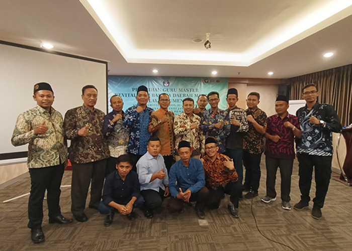 CERIA: Maestro Revitalisasi Bahasa Daerah Madura Moh. Hafid Effendy (berdiri, tengah) berfoto bersama peserta pelatihan guru master wilayah Sumenep di Surabaya, Selasa (30/5).