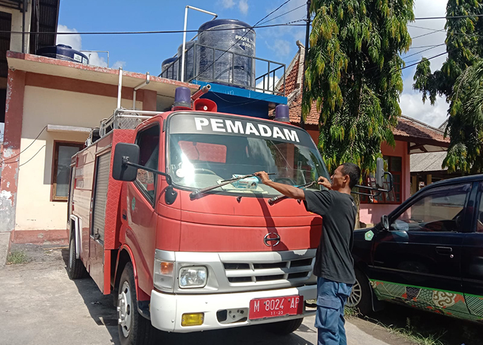 LAWAS: Petugas damkar mengecek kondisi armada pemadam kebakaran yang ada di kantor Jalan Kabupaten, Kelurahan Bugih, Pamekasan.&nbsp;