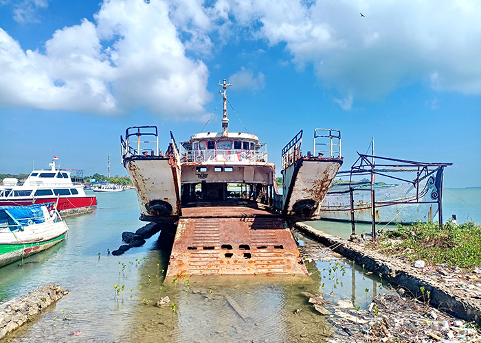 TERBENGKALAI: Bangkai KMP DBS II rusak dan berkarat sandar di Pelabuhan Kalianget, Sumenep.&nbsp;