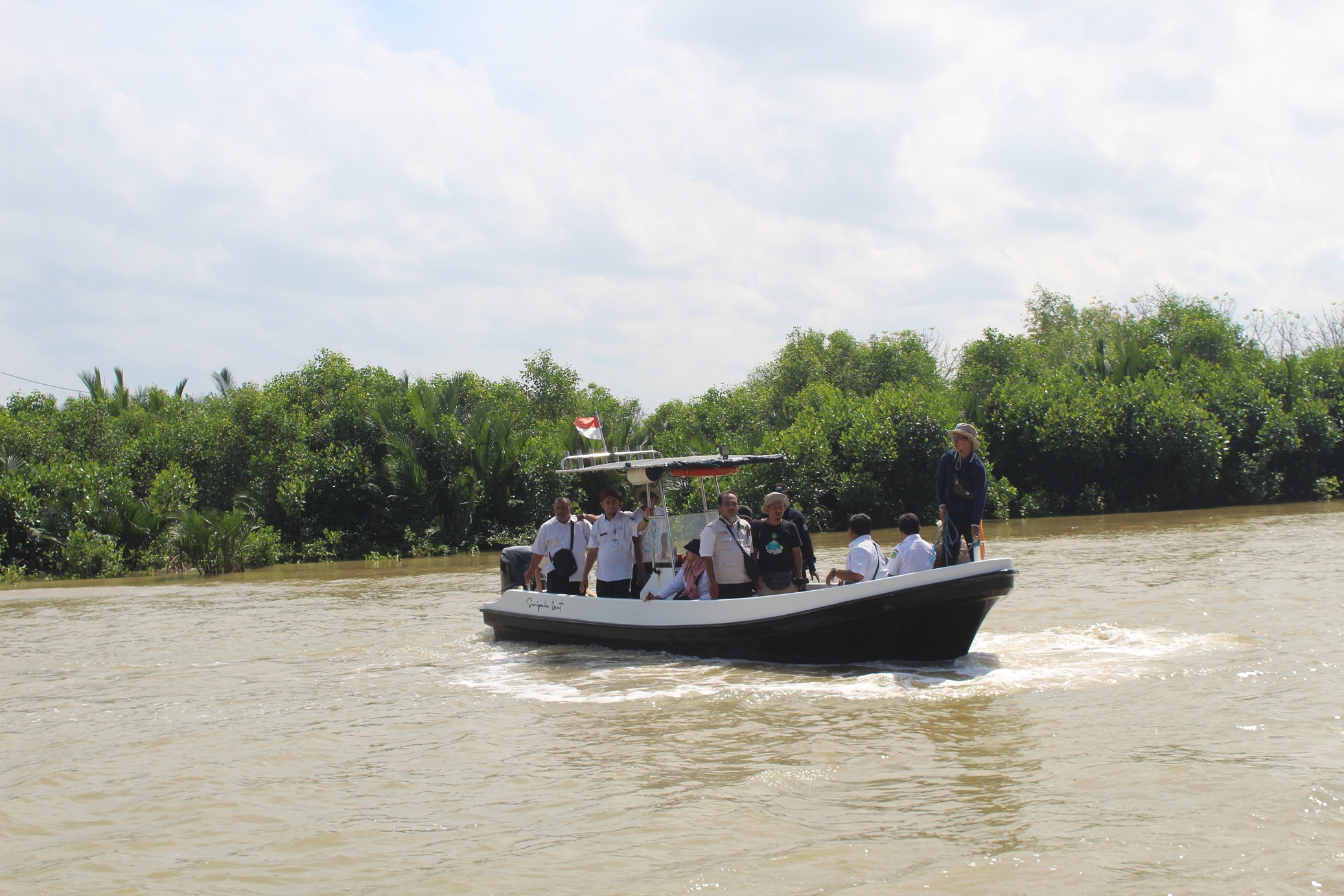 Anggota Pokmaswas Reng Paseser, Kecamatan Saronggi, bersama Tim DLH Sumenep mengecek langsung lokasi perusakan hutan mangrove, Rabu (14/6).