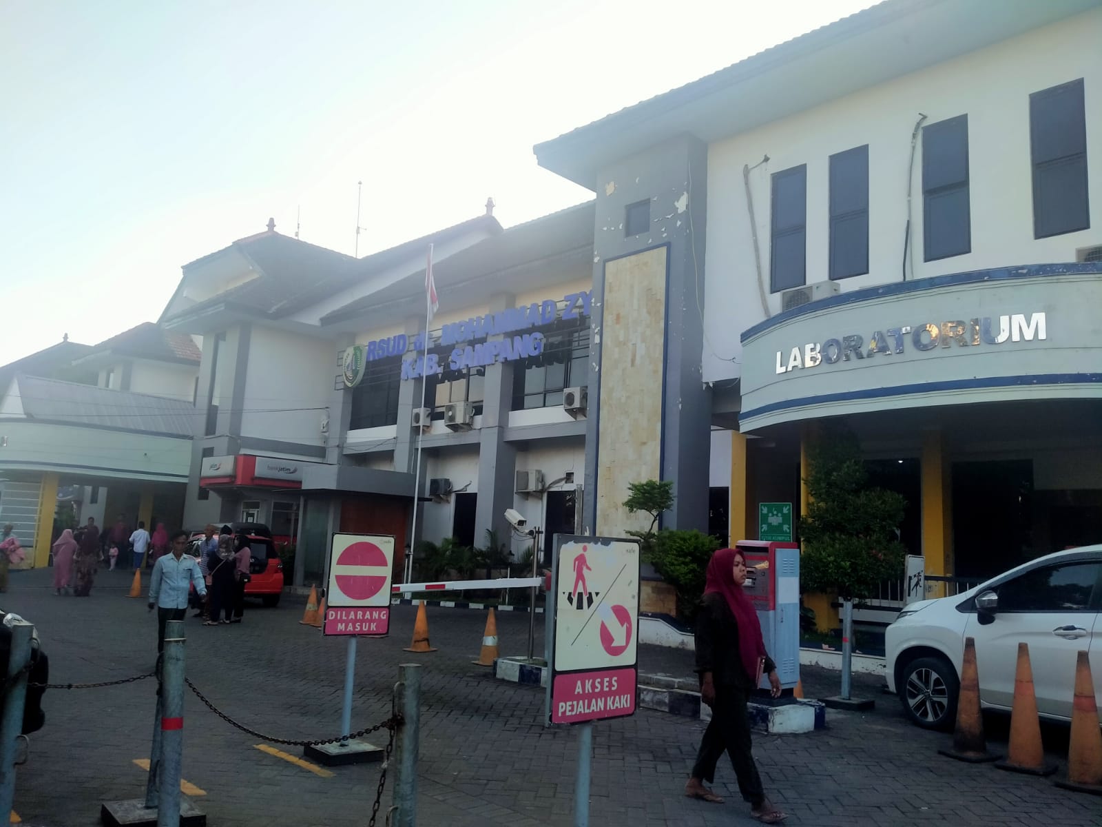 DIRUJUK: Korban keracunan (SR) dirawat di RSUD Mohammad Zyn Sampang.