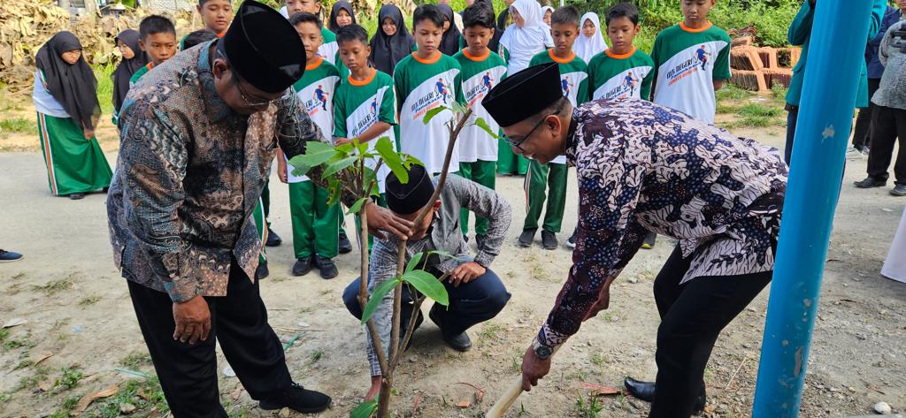 Siswa menyaksikan penanaman pohon di MTs Negeri 3 Pamekasan, Jumat (14/7).