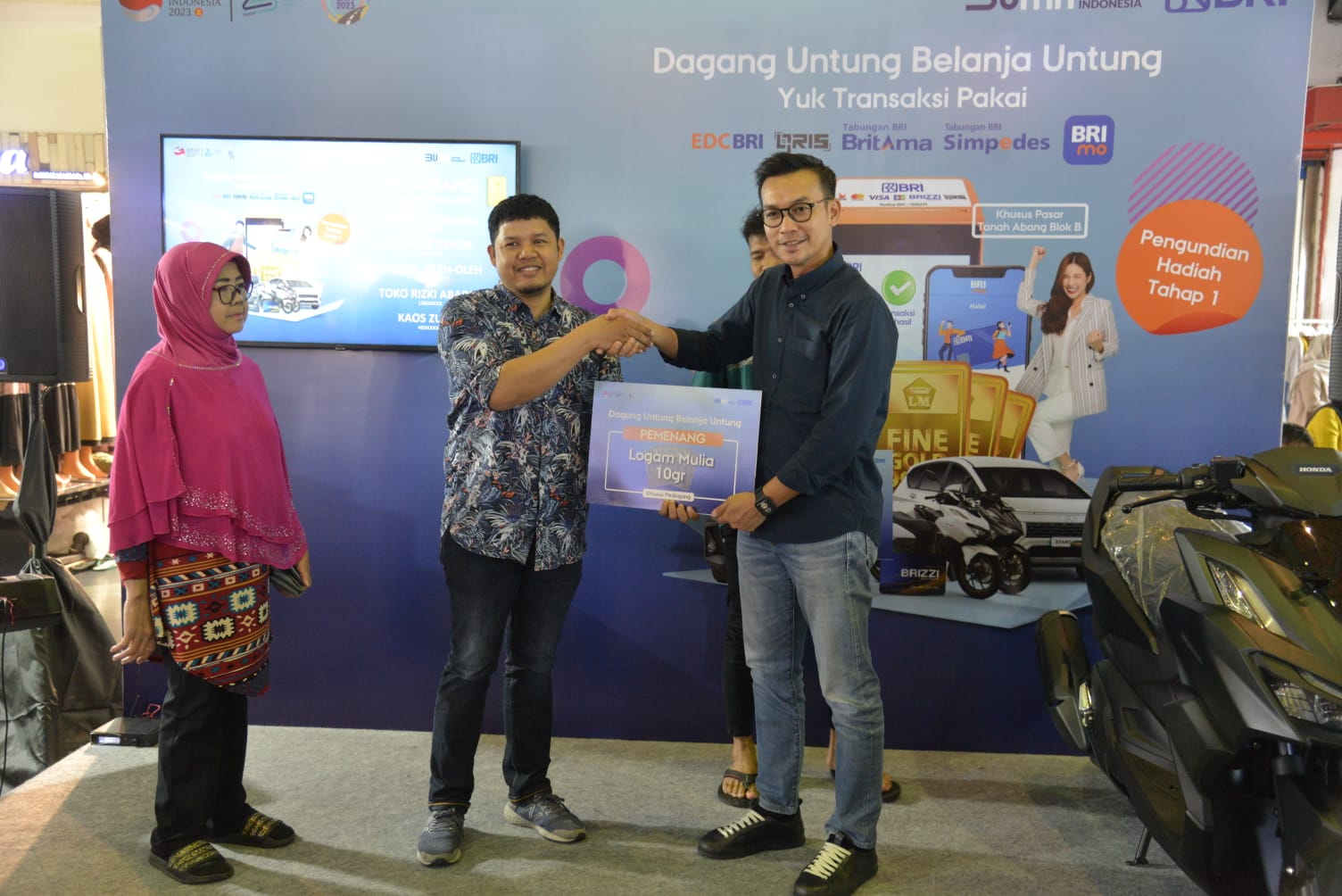 SIMBOLIS: Penyerahan hadiah kepada nasabah pedagang Pasar Tanah Abang