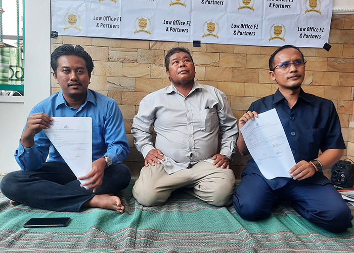 CARI SOLUSI: Hekam (tengah) didampingi kuasa hukumnya membeberkan surat laporan, Kamis (13/7).&nbsp;