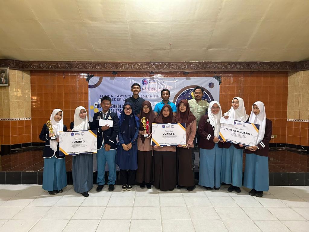 MEMBANGGAKAN: Siswa SMAN 2 Sumenep memegang penghargaan dalam lomba karya tulis ilmiah Soation23 Unija Se-Madura yang terselenggara di Kampus Unija pada Minggu (9/7).