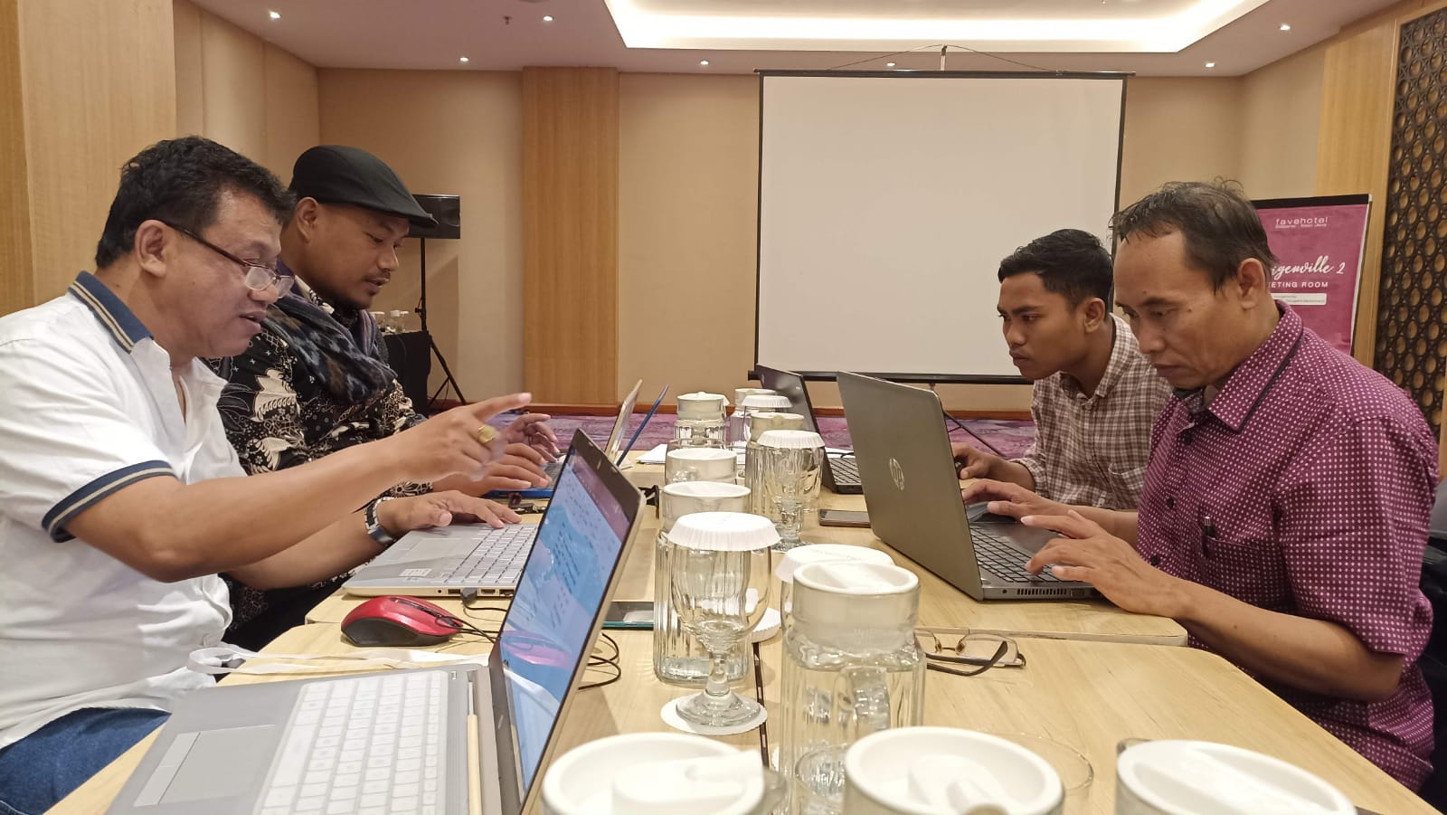 BERDEDIKASI: Adrian Pawitra (kiri) membimbing peserta seleksi cerita anak dwibahasa 2023 di Hotel Fave Sidoarjo, 24 Mei 2023. (Luqman Hakim/RadarMadura.id)