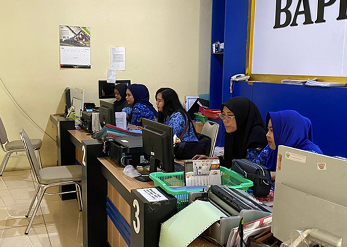 AKTIF: Petugas sibuk bekerja di meja pelayanan kantor Bapenda Bangkalan.&nbsp;