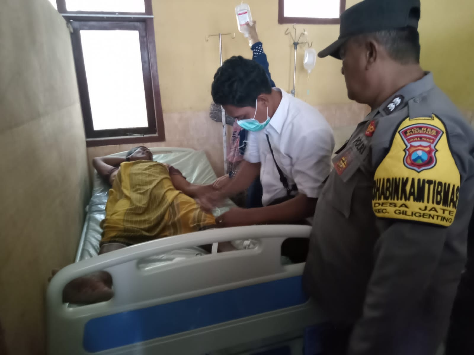 KORBAN SELAMAT: Anggota Polsek Gili Genting mengunjungi Saruji yang sedang dirawat di Pustu Gili Raja, Sumenep, Kamis (20/7).