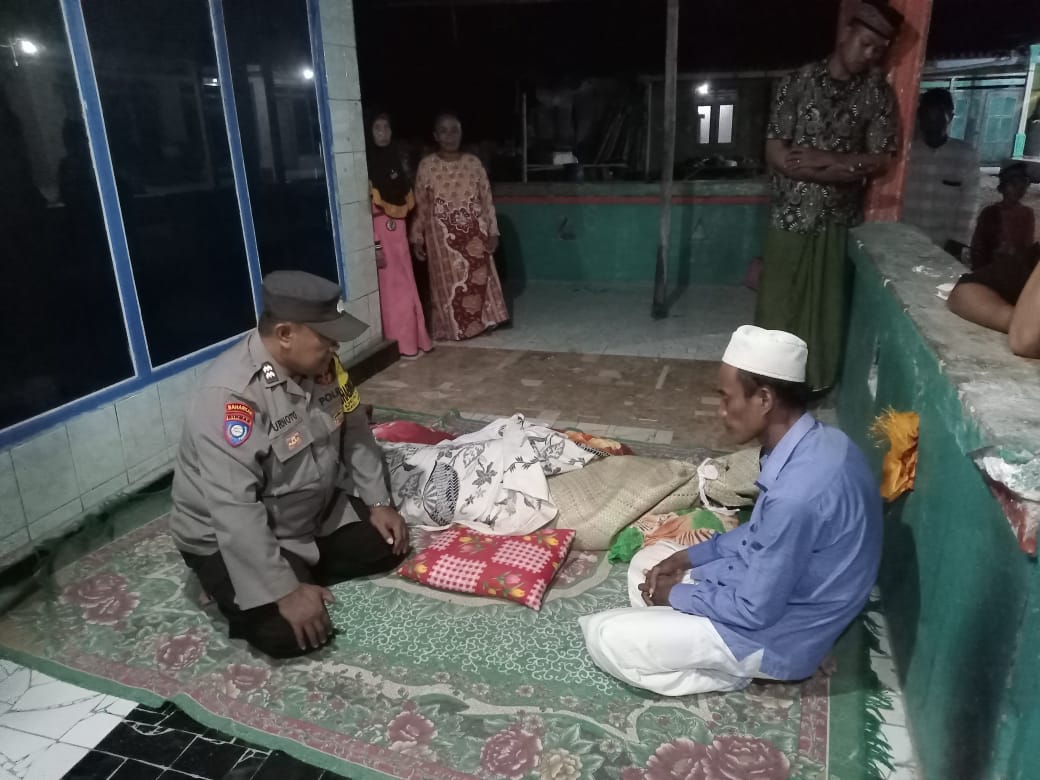 MENINGGAL: Salah satu korban yang diamankan di rumah warga di Gili Raja, Kecamatan Gili Genting, Sumenep. (Moh. Busri/RadarMadura.id)