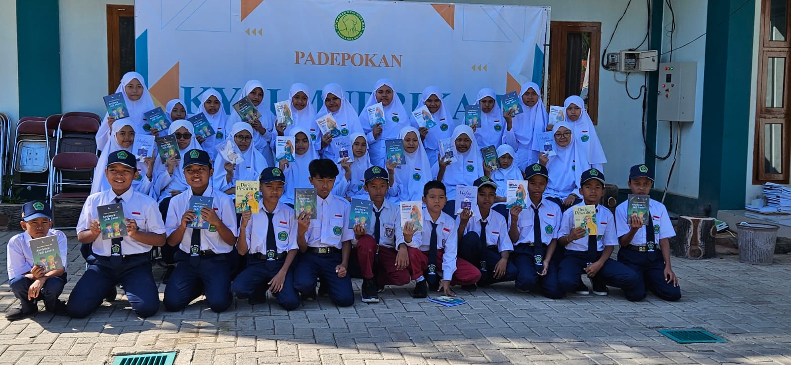Santri IBS PKMKK Pamekasan menunjukkan buku yang berhasil diterbitkan.