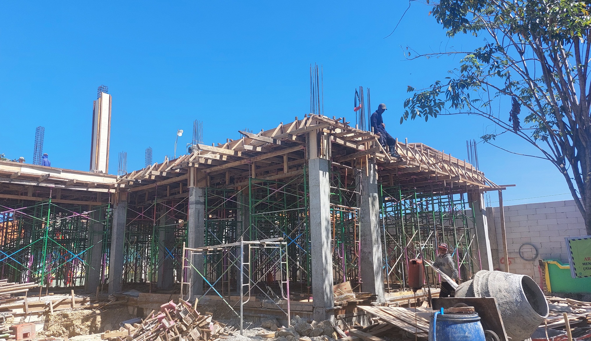 Pekerja berada di area proyek pembangunan RKB di MTs Negeri 2 Sampang Selasa (18/7)