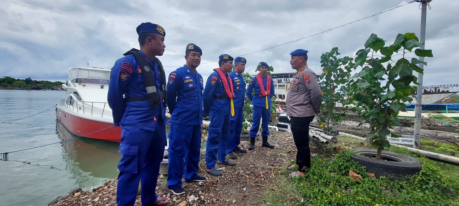 BRIEFING: Anggota Polairud Polres Sumenep membantu proses pencarian korban tenggelam KLM Putri Kuning.