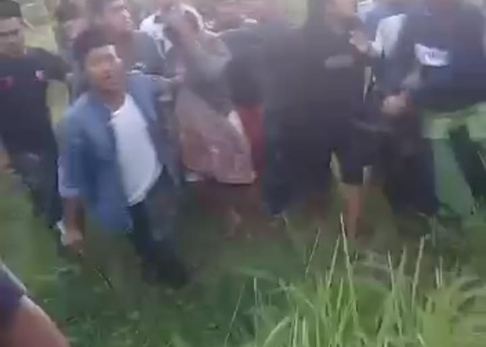 KESAL: Warga mengamankan pelaku di Desa Tramok, Kecamatan Kokop, Bangkalan.