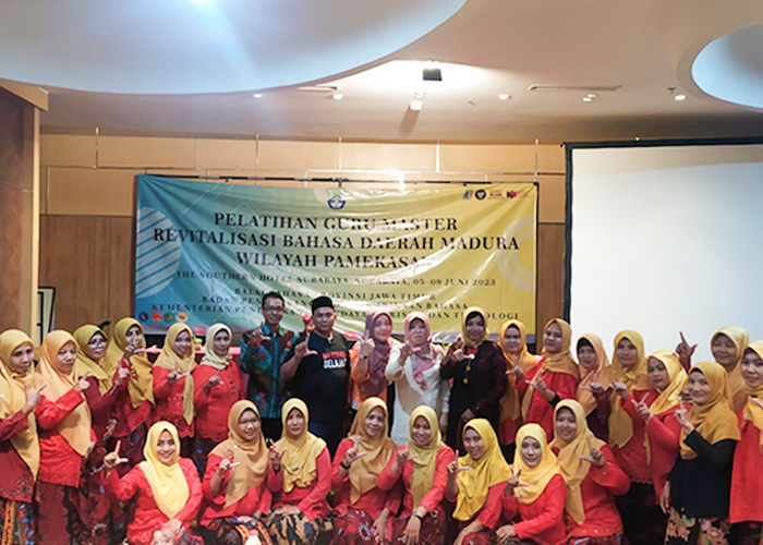SUKSES: Peserta pelatihan guru master revitalisasi bahasa daerah Madura wilayah Pamekasan foto bersama Kepala BBJT Umi Kulsum, maestro cerpen Mudhar CH, dan maestro puisi Lukman Hakim AG serta panitia