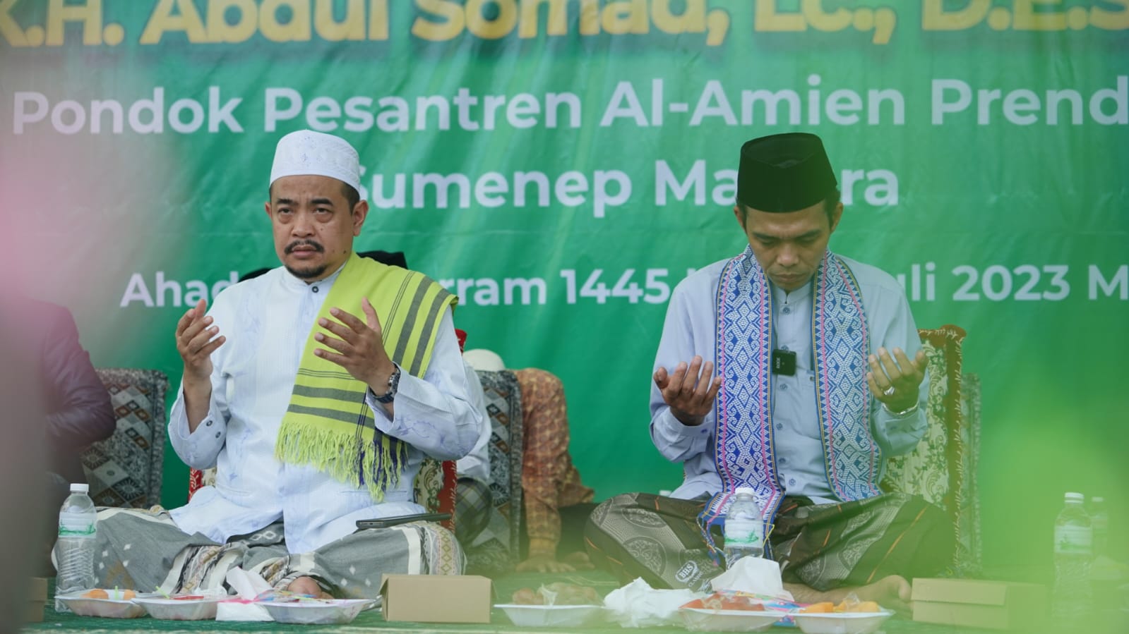 BEREDOA: Ustad Abdul Somad bersama pengasuh Ponpes Al-Amien Prenduan Sumenep KH. Dr. Ahmad Fauzi Tidjani  pada Minggu (23/7).