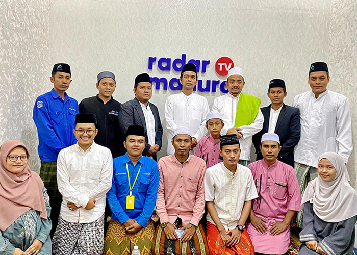 BERKAH: Kru JPRM Biro Pamekasan foto bersama dengan UAS dan Pengasuh Ponpes Al-Amien Prenduan Dr. KH. Ahmad Fauzi Tidjani, Sabtu (22/7).
