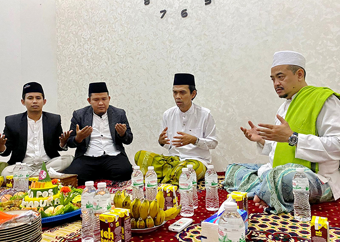 KHUSYUK: UAS memipin doa untuk HUT Ke-24 JPRM ditemani Pengasuh Ponpes Al-Amien Prenduan KH Ahmad Fauzi Tidjani (serban hijau), Kepala JPRM Biro Pamekasan Moh. Subhan, dan Wakabiro Moh. Ali Muhsin.