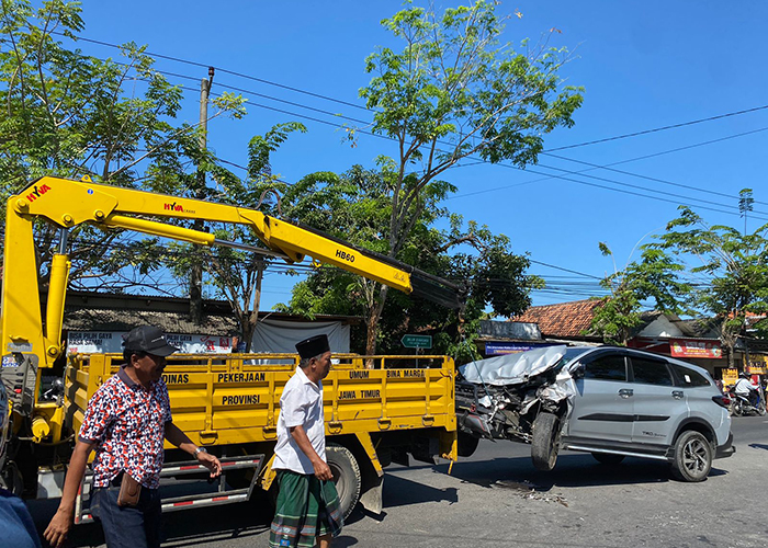 DIEVAKUASI: Mobil Toyota Rush diderek ke Mapolres Pamekasan setelah terlibat laka dengan truk fuso di Jalan Trunojoyo, Pamekasan.