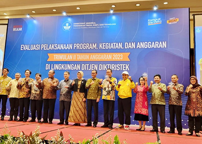 MEMBANGGAKAN: Rektor UTM Dr.&nbsp;Safi, S.H., M.H. (dua dari kanan) berfoto bersama peraih penghargaan dari Dirjen Diktiristek di Hotel JW Marriott, Jakarta, Jumat (21/7).&nbsp;