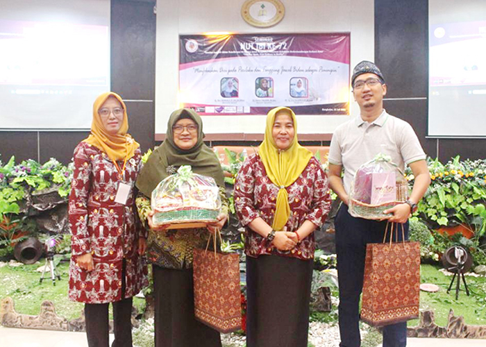 BEKERJA SAMA: Dari kiri, Ketua PC IBI Bangkalan Nur Hotibah (dua dari kanan) dan Wakil Ketua II IBI Vivin Sufiana berfoto bersama setelah menyerahkan cenderamata kepada Plt Direktur RSUD Syamrabu Farh