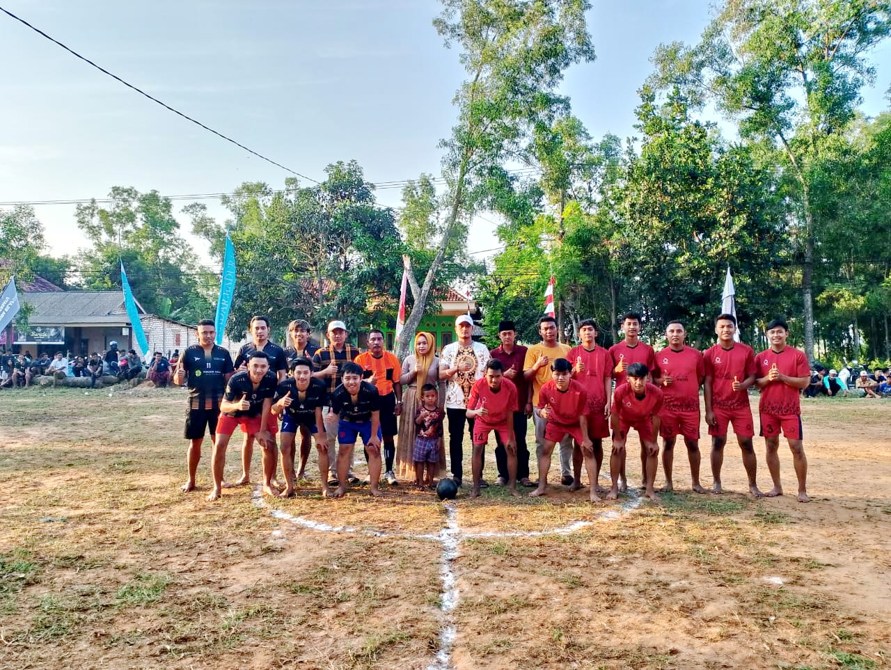 Kades Bilaporah Mohammad Yunus (baju putih batik) berfoto bersama dengan Pemuda Bilaporah Bersatu, panitia, dan peserta lomba sepak bola mini di Desa Bilaporah, Kecamatan Socah.