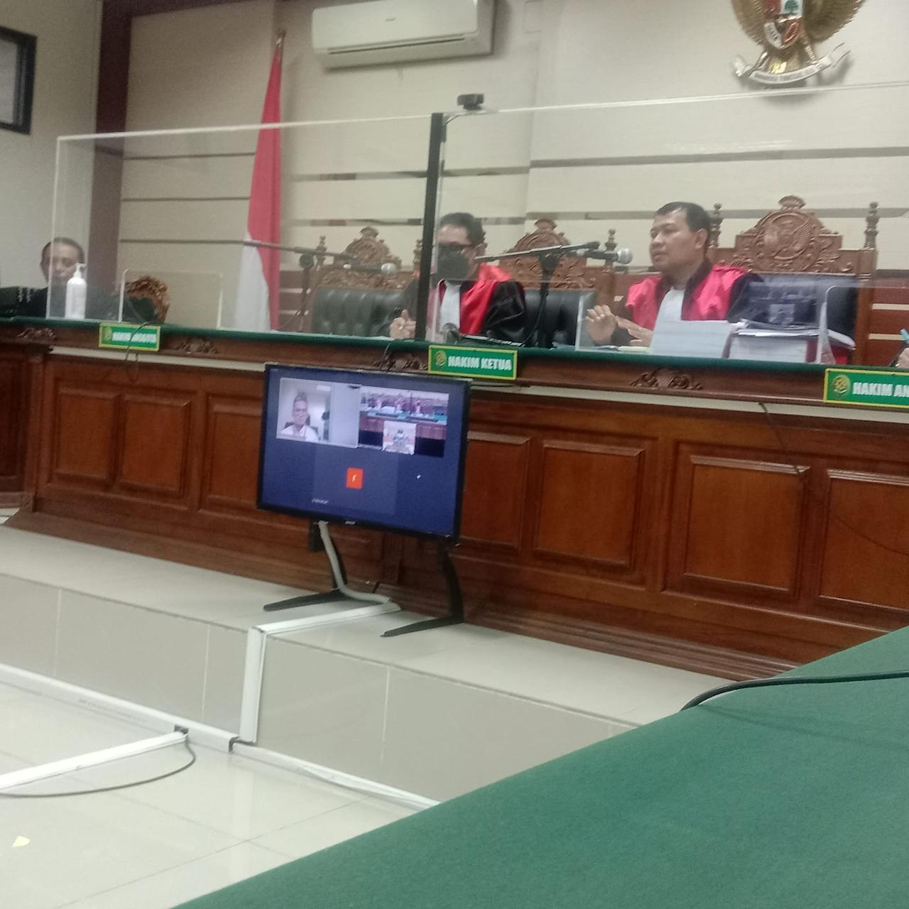Suasana sidang kasus dugaan jual beli jabatan dan pengaturan fee proyek dengan terdakwa Bupati nonaktif Bangkalan R. Abdul Latif Amin Imron di Pengadilan Tipikor Surabaya Selasa (25/7).