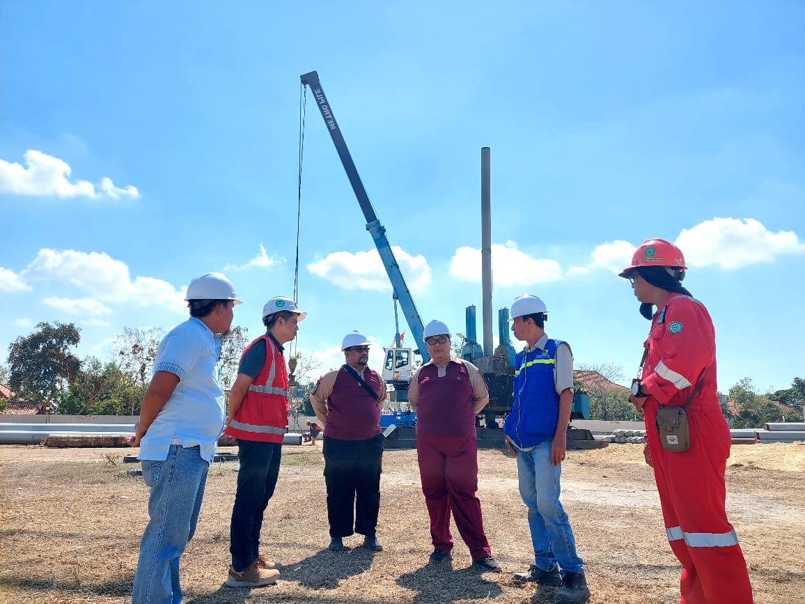 Kepala JPRM Biro Pamekasan Moh. Subhan (kiri) bersama Camat Pamekasan Rahmat Kurniadi Suroso (tiga dari kanan) berbincang dengan pelaksana pembangunan gedung RSUD Moh. Noer di Desa Laden, Pamekasan.